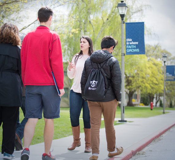 Student leading a tour of Gonzaga's campus 