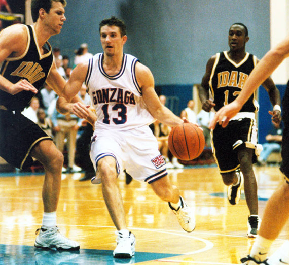 Matt Santangelo in a 1999 basketball game 