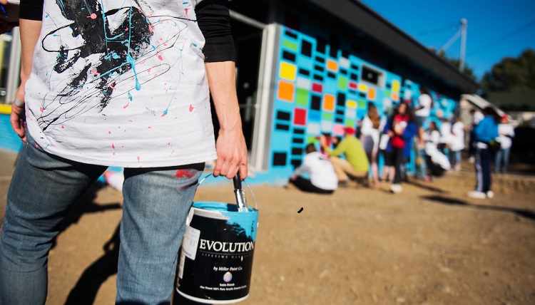 Gonzaga students volunteer to help paint a mural on a new non-profit restaurant called Fresh Soul in the East Central Neighborhood. Gonzaga students volunteer to help paint a mural on a new non-profit restaurant called Fresh Soul in the East Central Neighborhood.