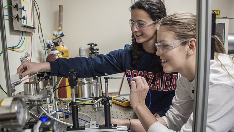 Mechanical Engineering students work in a lab Mechanical Engineering students work in a lab
