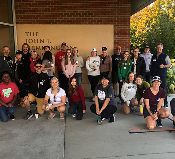 Gonzaga Families pose in front of the Hemmingson building