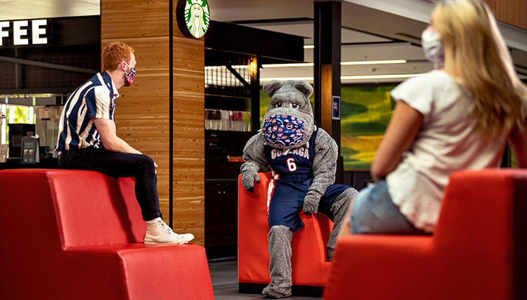 Spike and students in masks in Hemmingson. Spike and students in masks in Hemmingson.