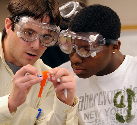 2 students working in the Chemistry lab