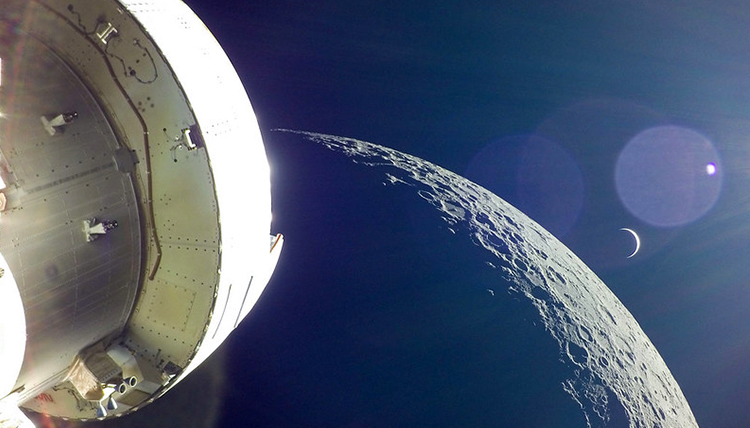 Orion spacecraft sees the earthrise Orion spacecraft sees the earthrise