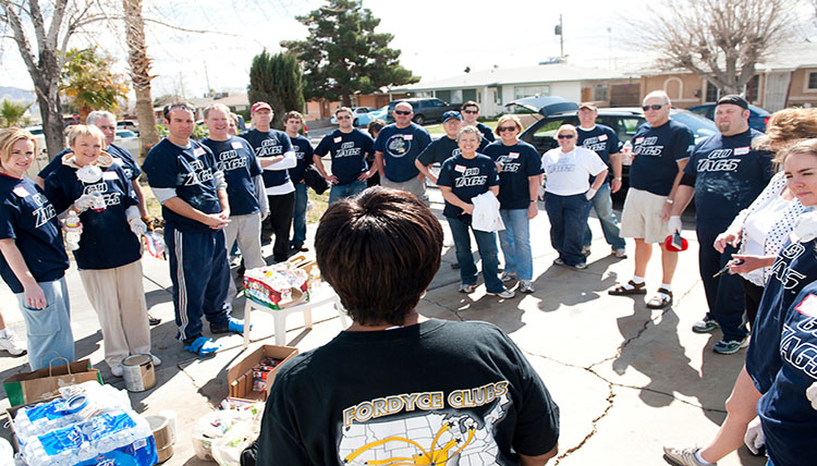 Volunteers gather to talk about their day of giving Volunteers gather to talk about their day of giving