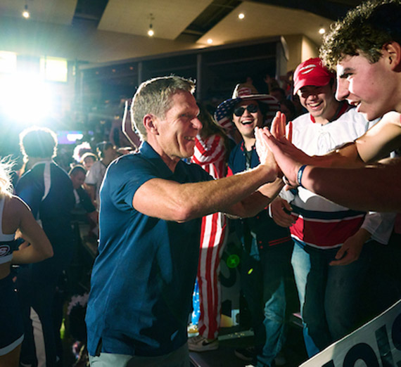 mark few high fiving a kennel club fan