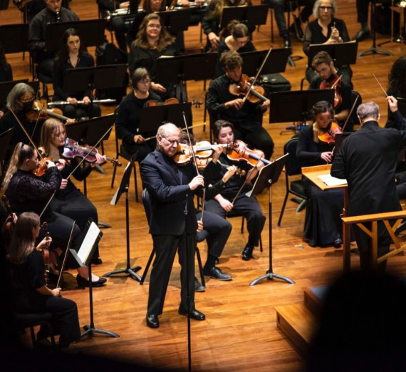 Decorative image of violin soloist Shlomo Mintz playing with the Gonzaga Symphony Orchestra.