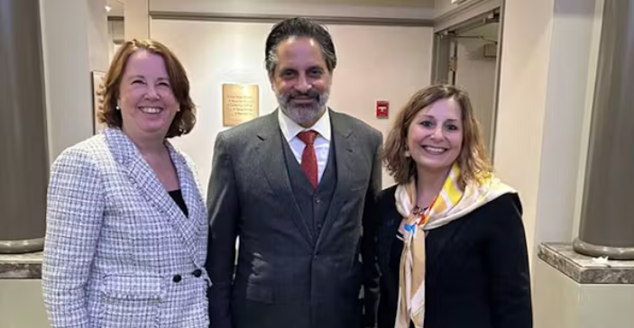 GU President Katia Passerini poses with ICW President Terri Standish-Kuon and Seatttle U. President Eduardo Peñalver GU President Katia Passerini poses with ICW President Terri Standish-Kuon and Seatttle U. President Eduardo Peñalver